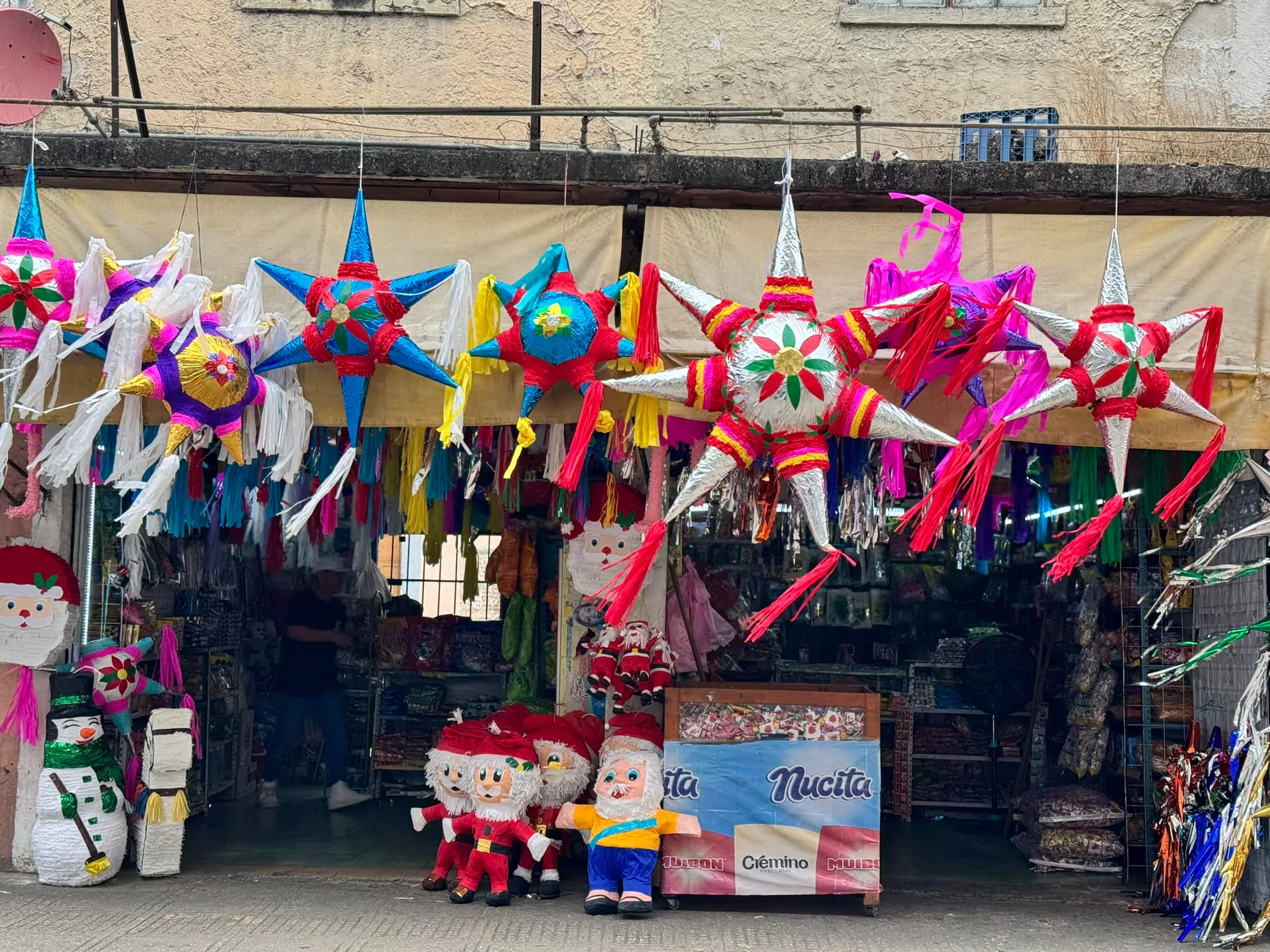 Piñatas de estrella en el Centro de Mérida