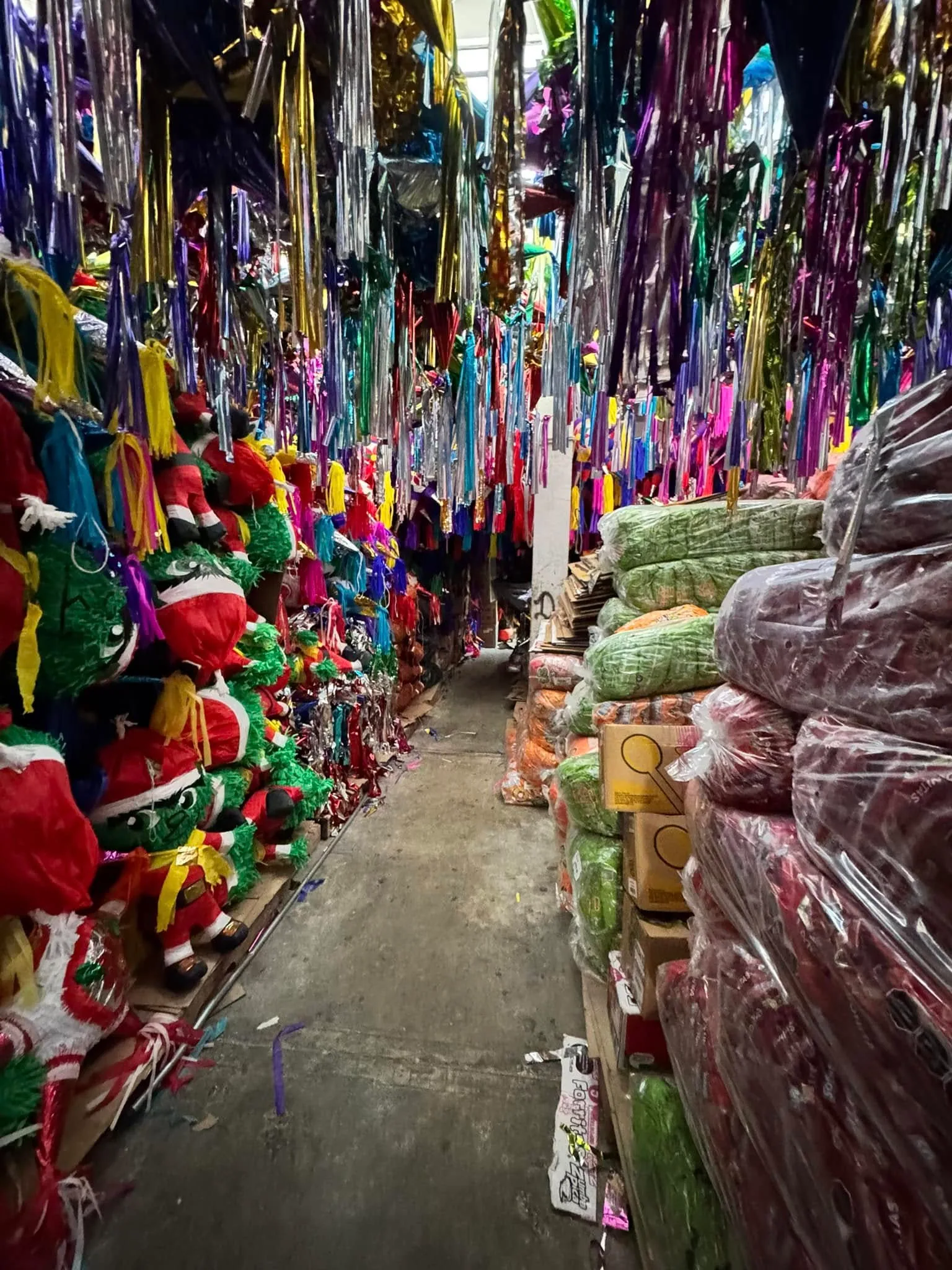 Pasillo de piñatas y dulces